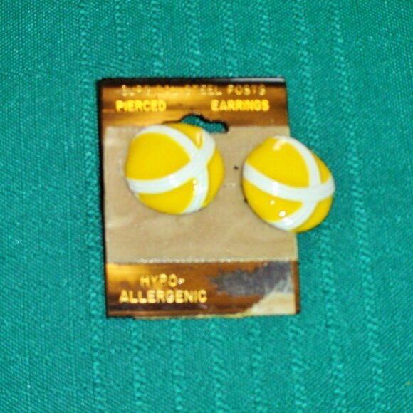 Vintage yellow and white pierced earrings hypo allergenic - Picture 2 of 3